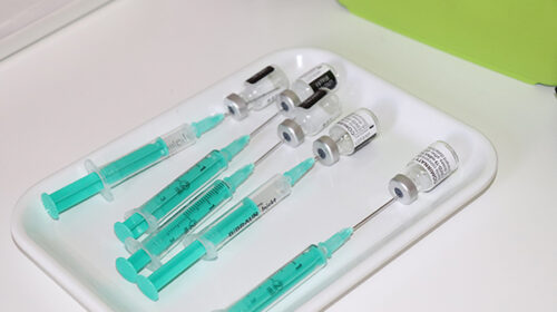 قوانین جدید کرونا: واکسیناسیون اجباری نیست – اما محدودیت  برای افراد واکسینه نشده