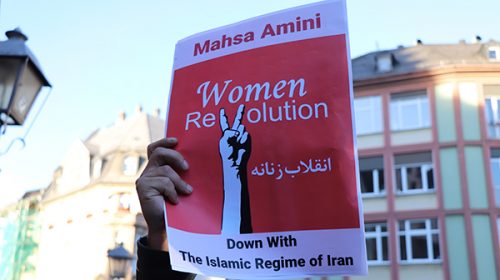 گشت ارشاد در ایران حجاب اجباری را کنترل می کند