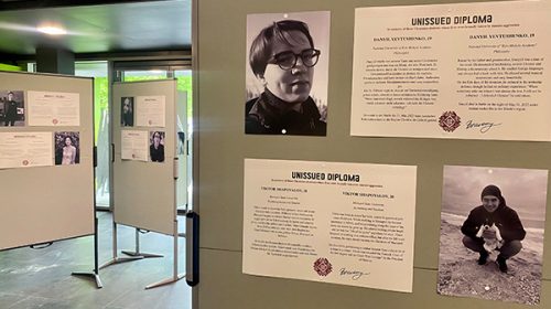 „Unveröffentlichte Diplome“: Ausstellung in der Uni erinnert an getötete Studenten in der Ukraine