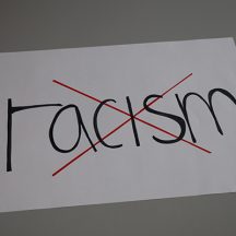 Poor despite having a full-time job: racism increases the risk of poverty